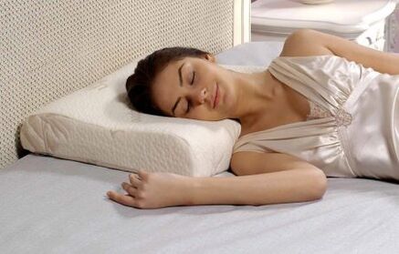 miega ant ortopedinės pagalvės su gimdos kaklelio osteochondroze
